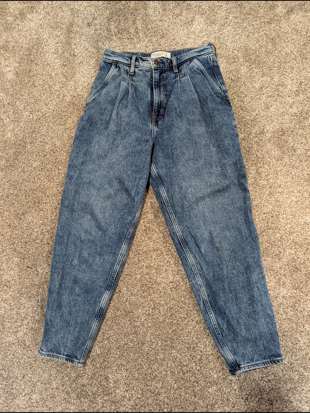 Abercrombie & Fitch - Size 4/27 - 80s Mom Jeans Ultra High Rise With Pleats
